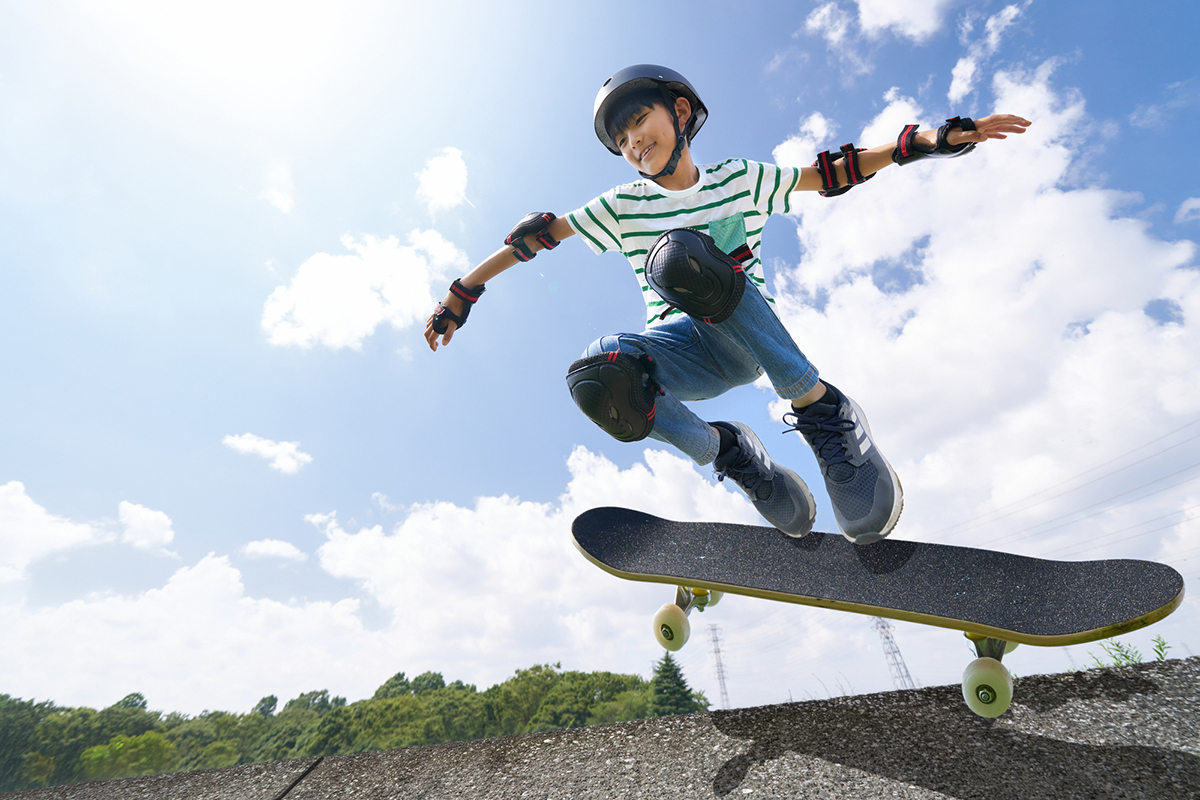 スケートボードでジャンプする男の子