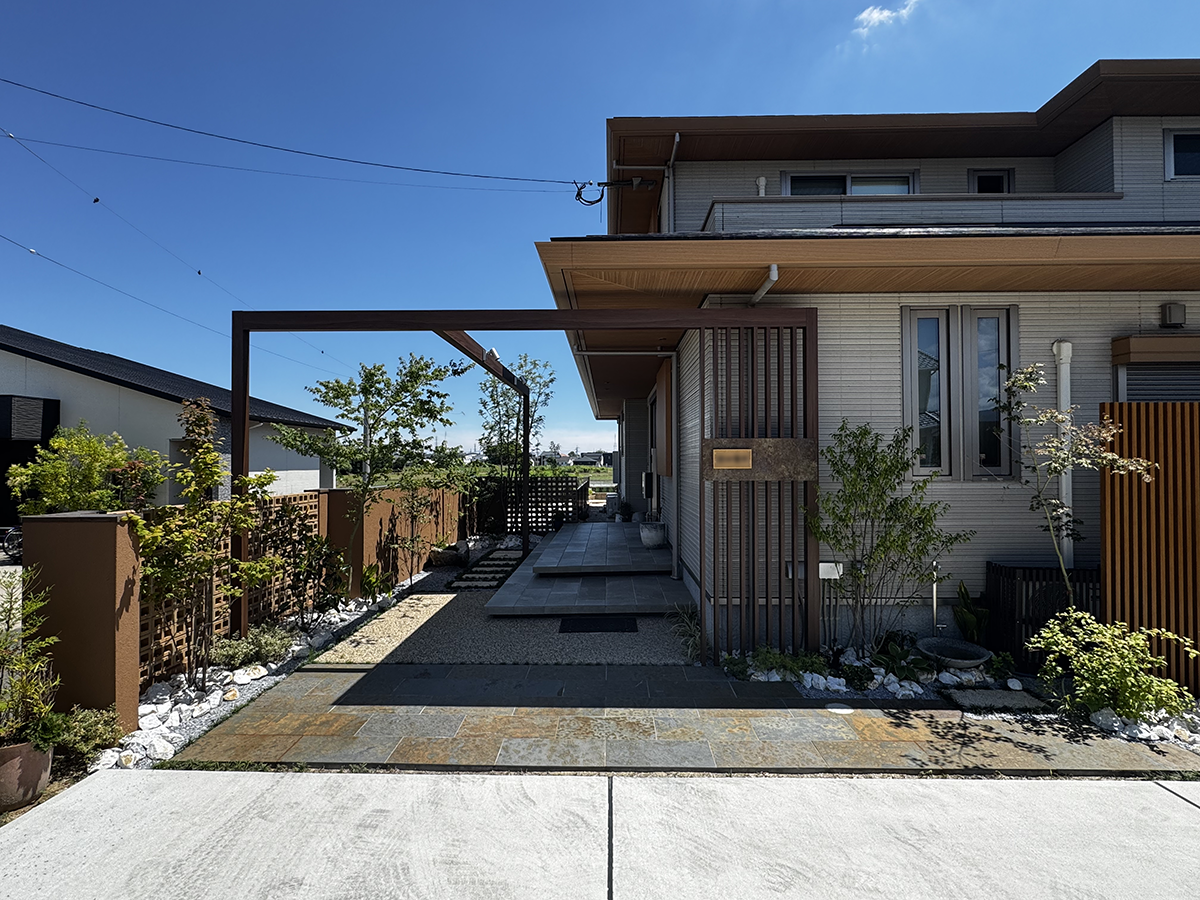 住まいの外観に落ち着きと品格を添える和モダンな外構