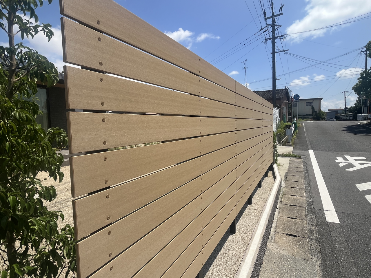 目隠しになる木製の壁